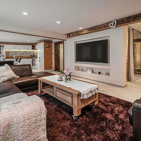 Luxurious And Royal Apartment In The Old Town Pozsony Kültér fotó