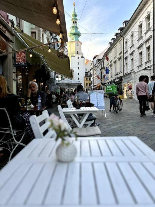 Luxurious And Royal Apartment In The Old Town Pozsony Kültér fotó