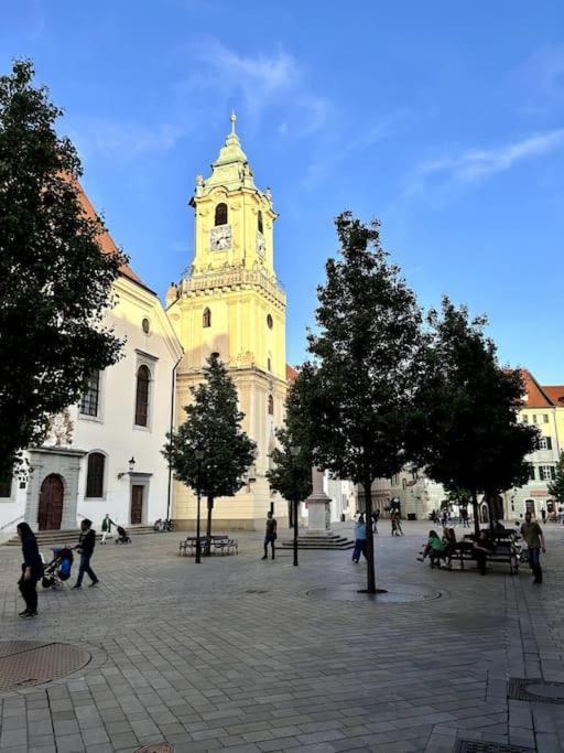 Luxurious And Royal Apartment In The Old Town Pozsony Kültér fotó