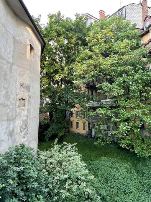 Luxurious And Royal Apartment In The Old Town Pozsony Kültér fotó