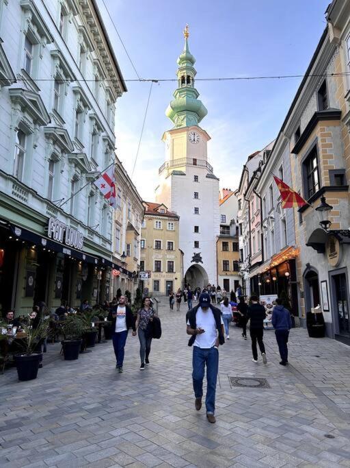 Luxurious And Royal Apartment In The Old Town Pozsony Kültér fotó
