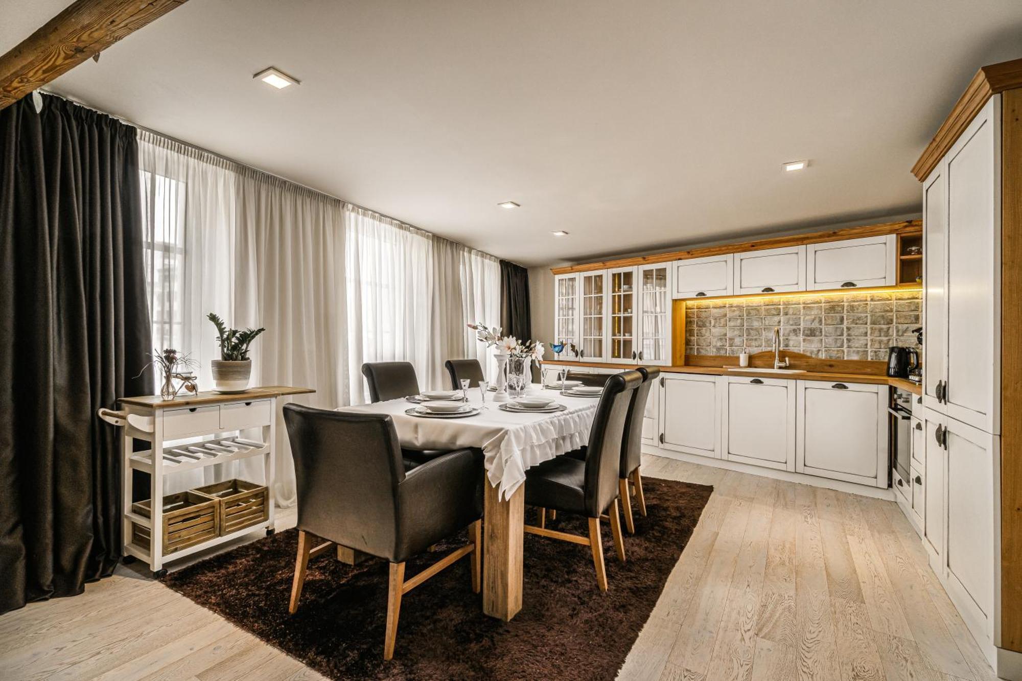 Luxurious And Royal Apartment In The Old Town Pozsony Kültér fotó