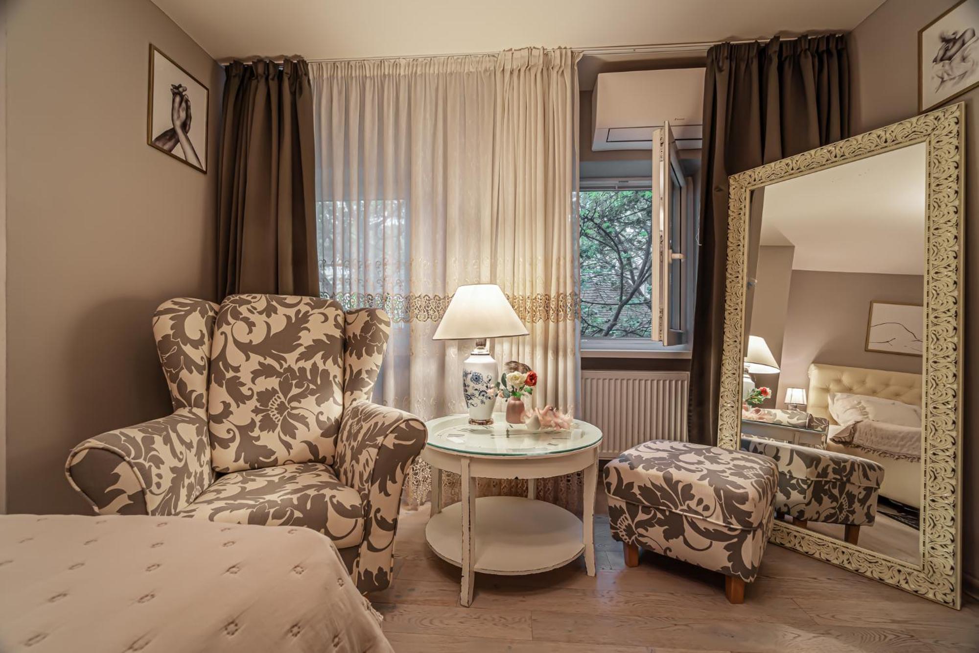Luxurious And Royal Apartment In The Old Town Pozsony Kültér fotó